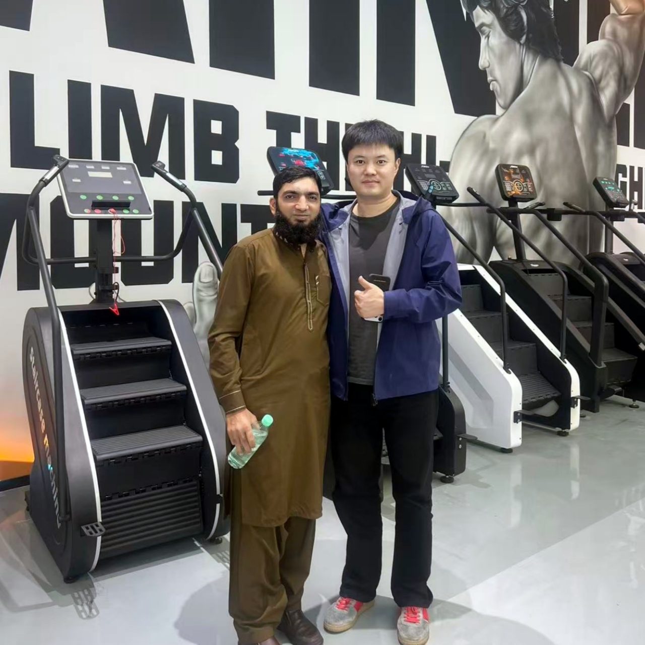 yingruis Fitness Equipment Technology Co., Ltd.-k arrakastaz osatu du Pakistango bezeroentzako 30 zinta kurbatuen eskaera.